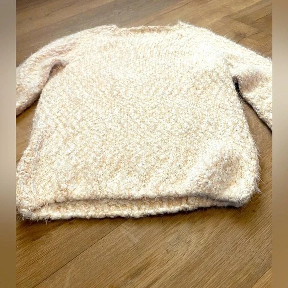 🌟 David Bitton Buffalo Sz Med Women’s Creamy & White Eyelash Sweater - Picture 7 of 10